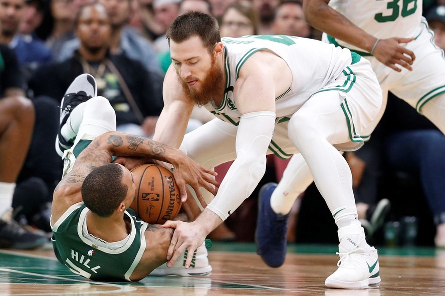 Giannis Antetokounmpo lại tiếp tục không thể cản phá, đẩy cuộc tình giữa Kyrie Irving và Boston Celtics đến lúc phải chia ly?